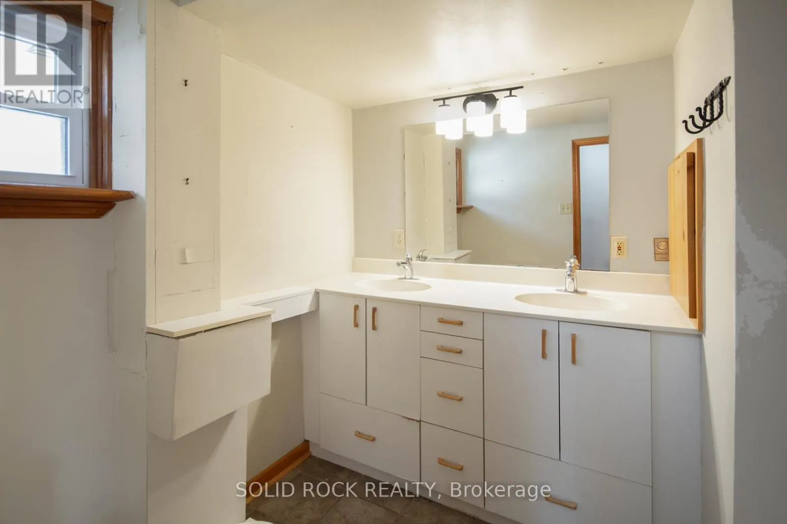 25 CHAMPAGNE AVENUE S