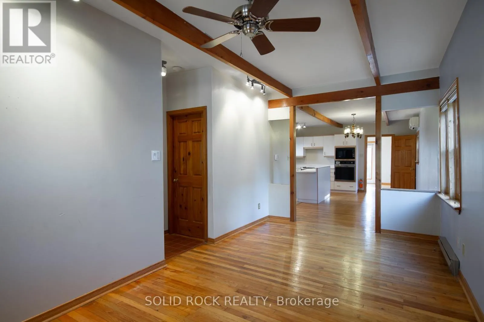 25 CHAMPAGNE AVENUE S