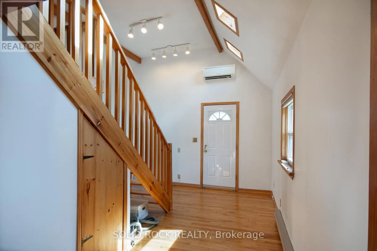 25 CHAMPAGNE AVENUE S