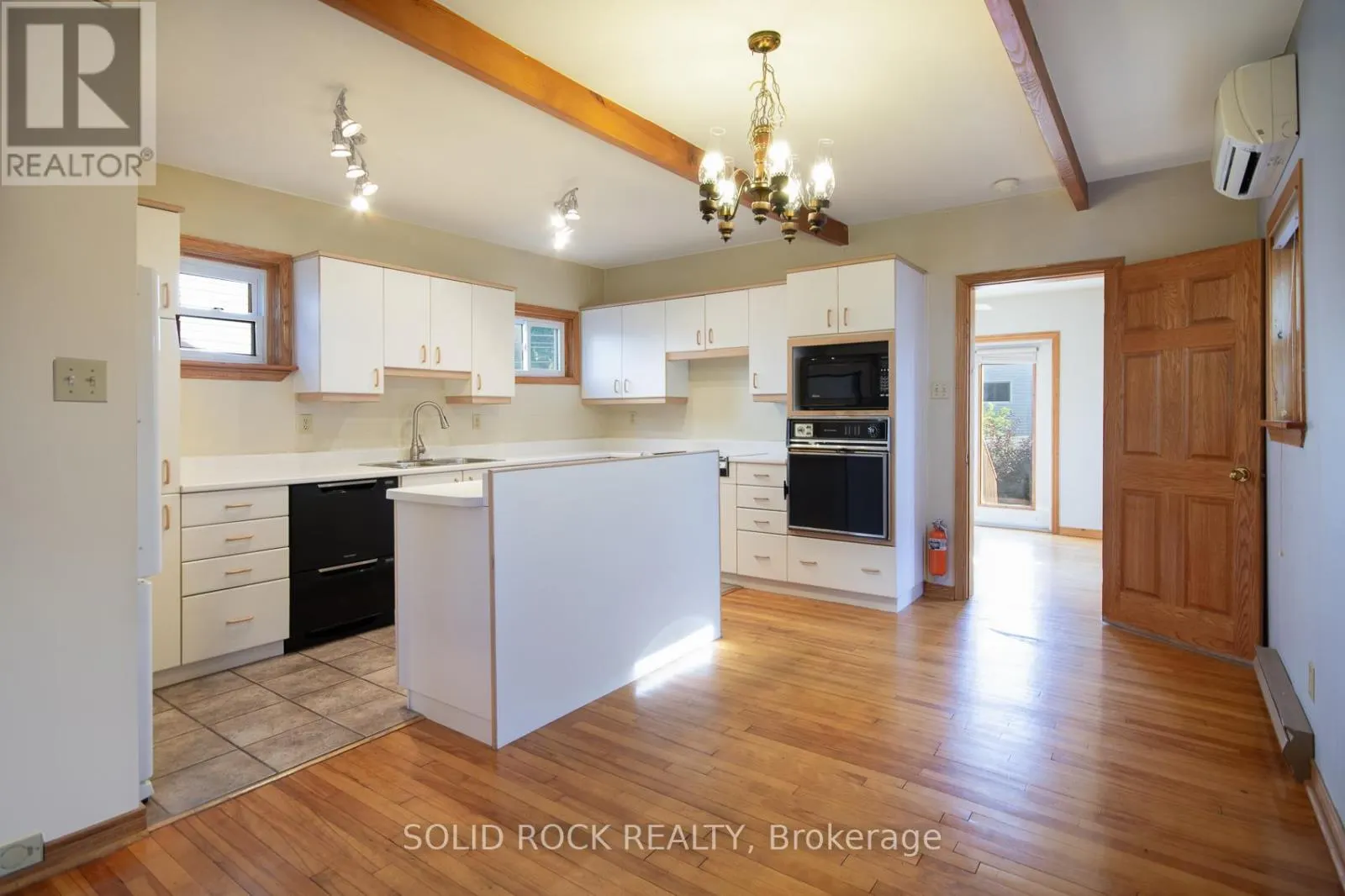 25 CHAMPAGNE AVENUE S