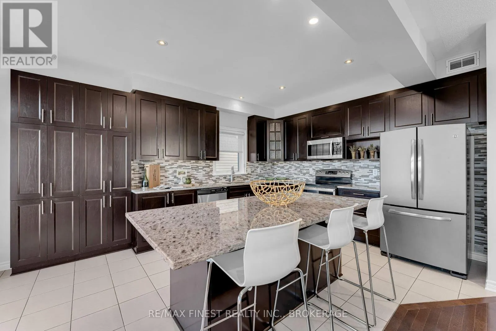 516 SAVANNAH COURT