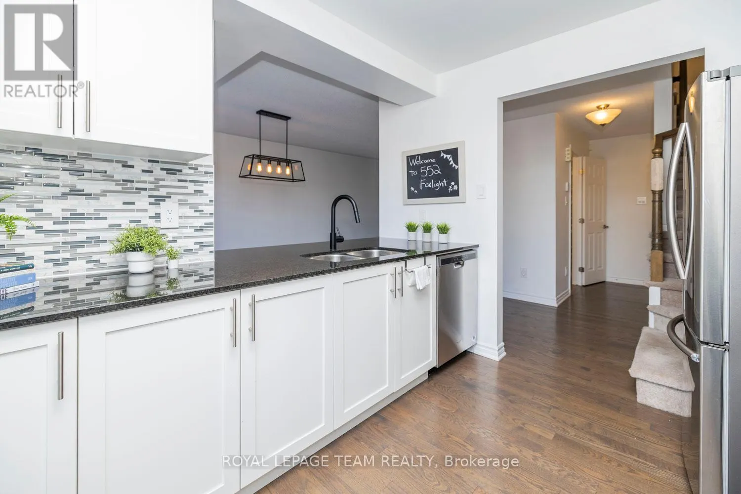 552 FOXLIGHT CIRCLE