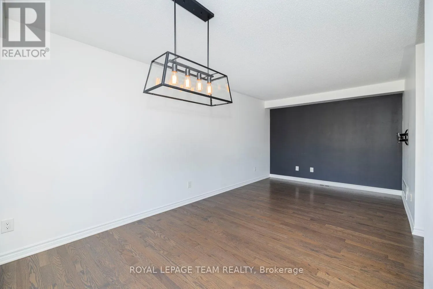 552 FOXLIGHT CIRCLE