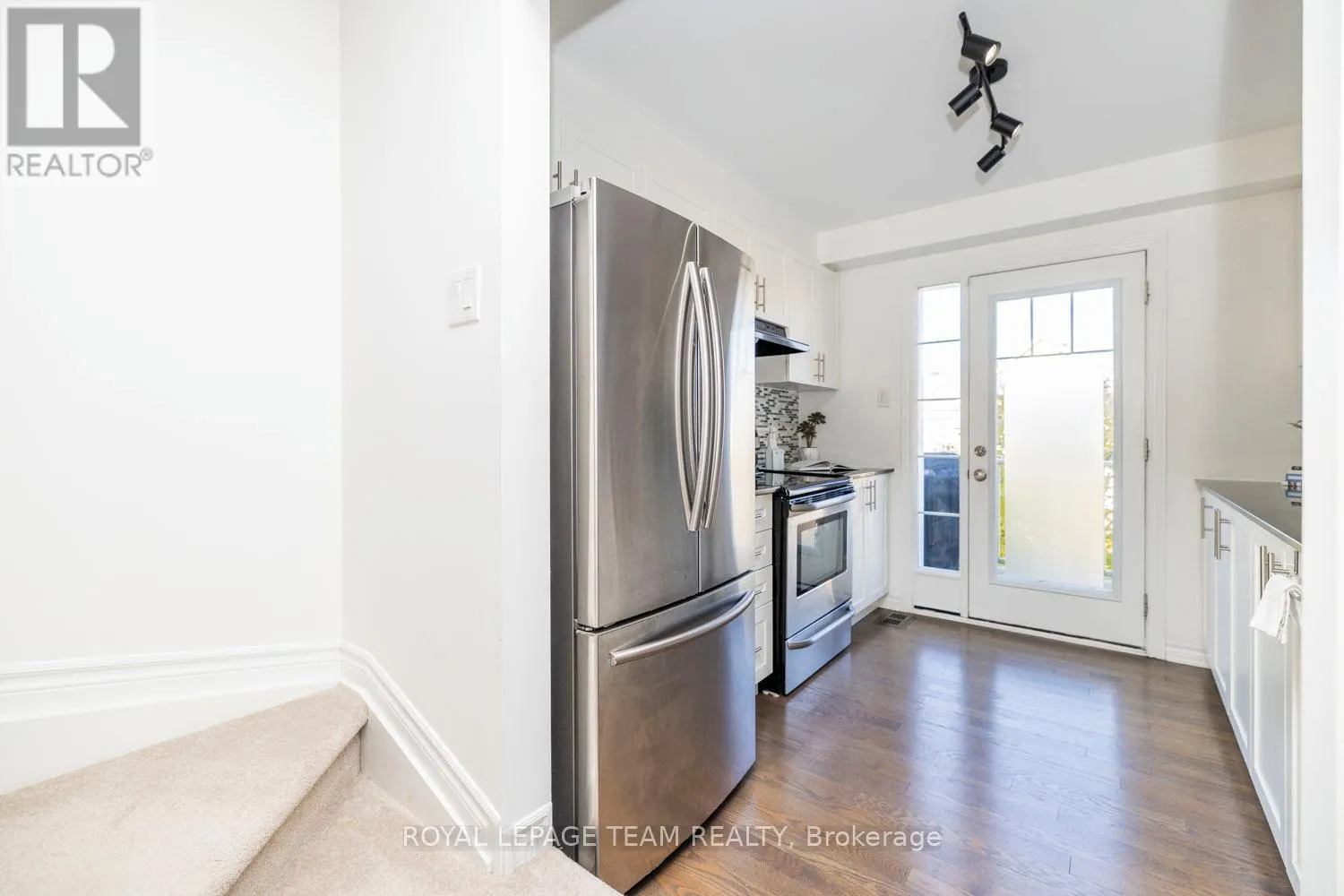 552 FOXLIGHT CIRCLE