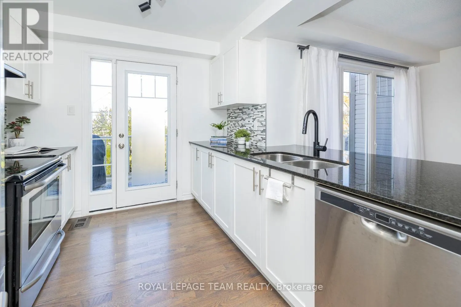 552 FOXLIGHT CIRCLE