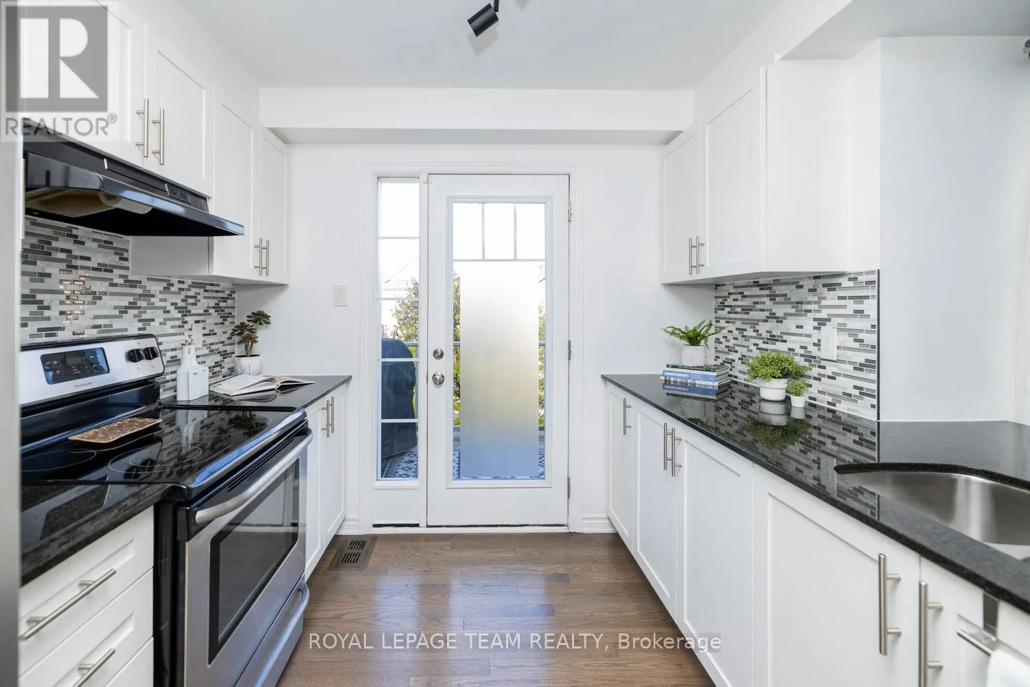 552 FOXLIGHT CIRCLE