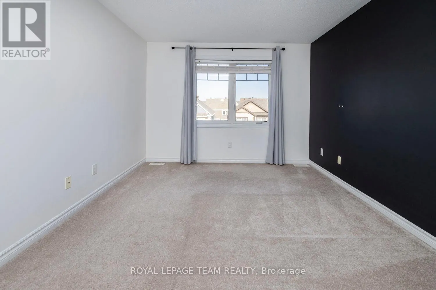 552 FOXLIGHT CIRCLE