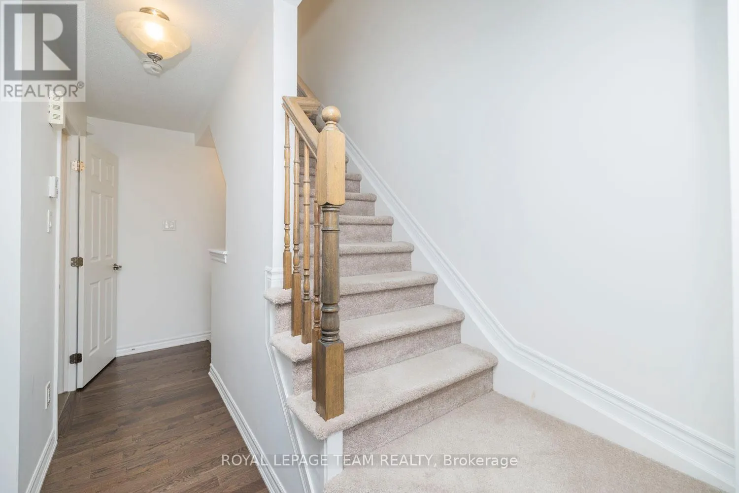 552 FOXLIGHT CIRCLE
