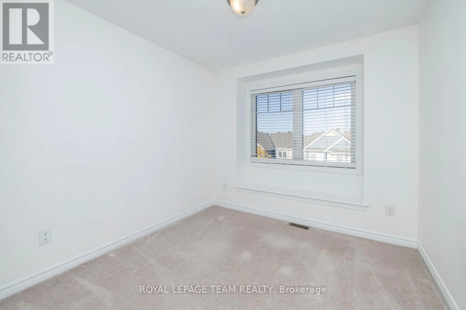 552 FOXLIGHT CIRCLE