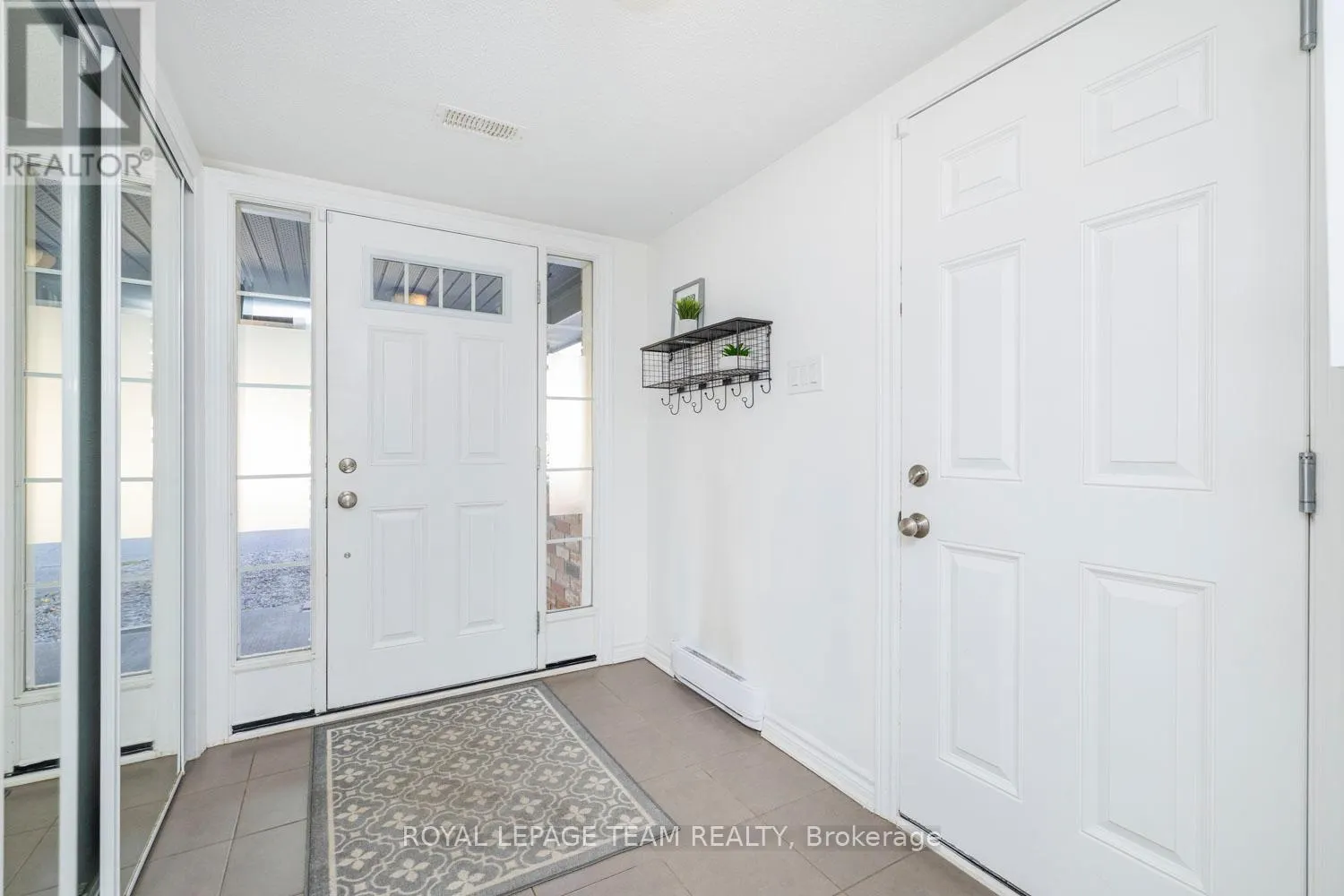 552 FOXLIGHT CIRCLE