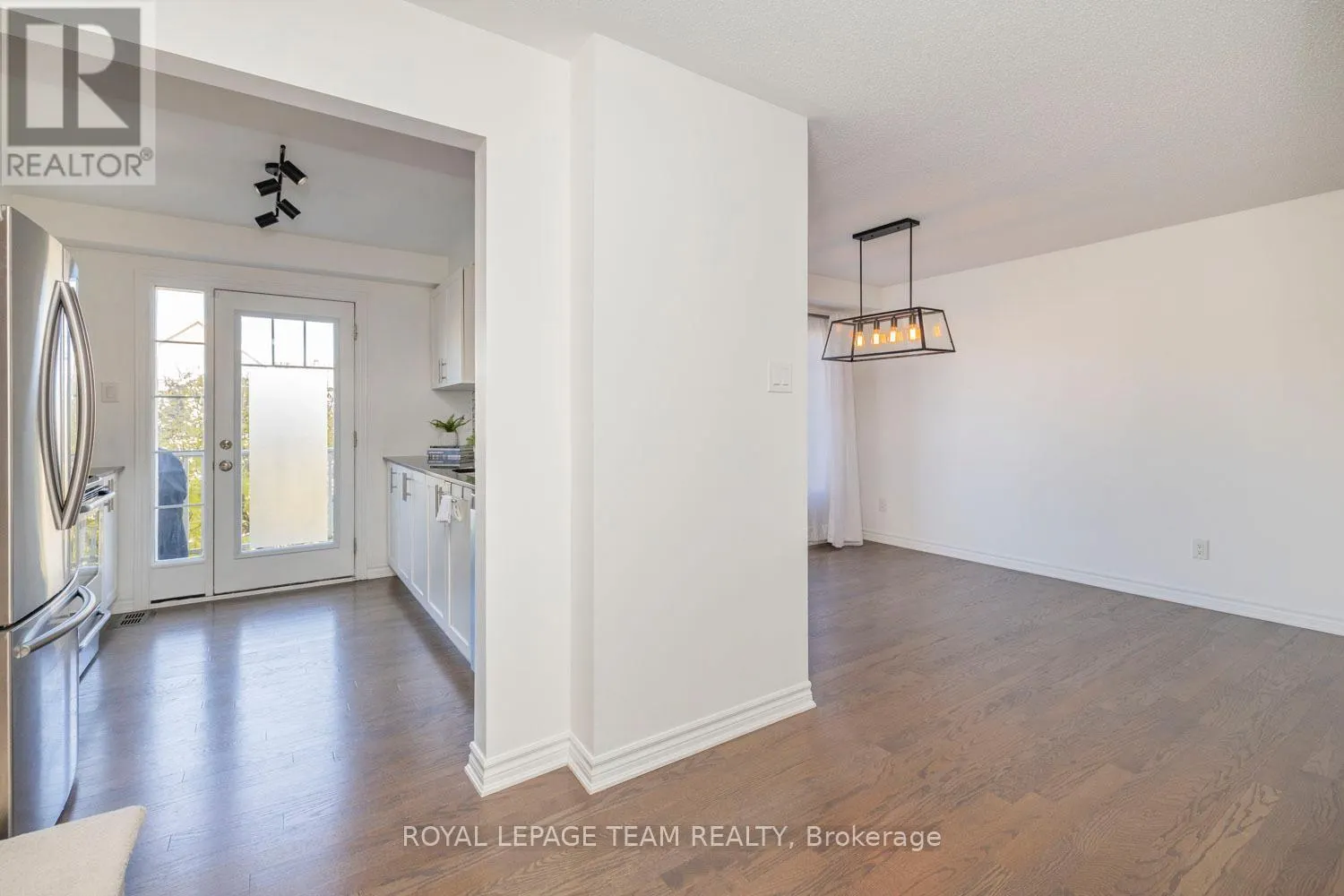 552 FOXLIGHT CIRCLE