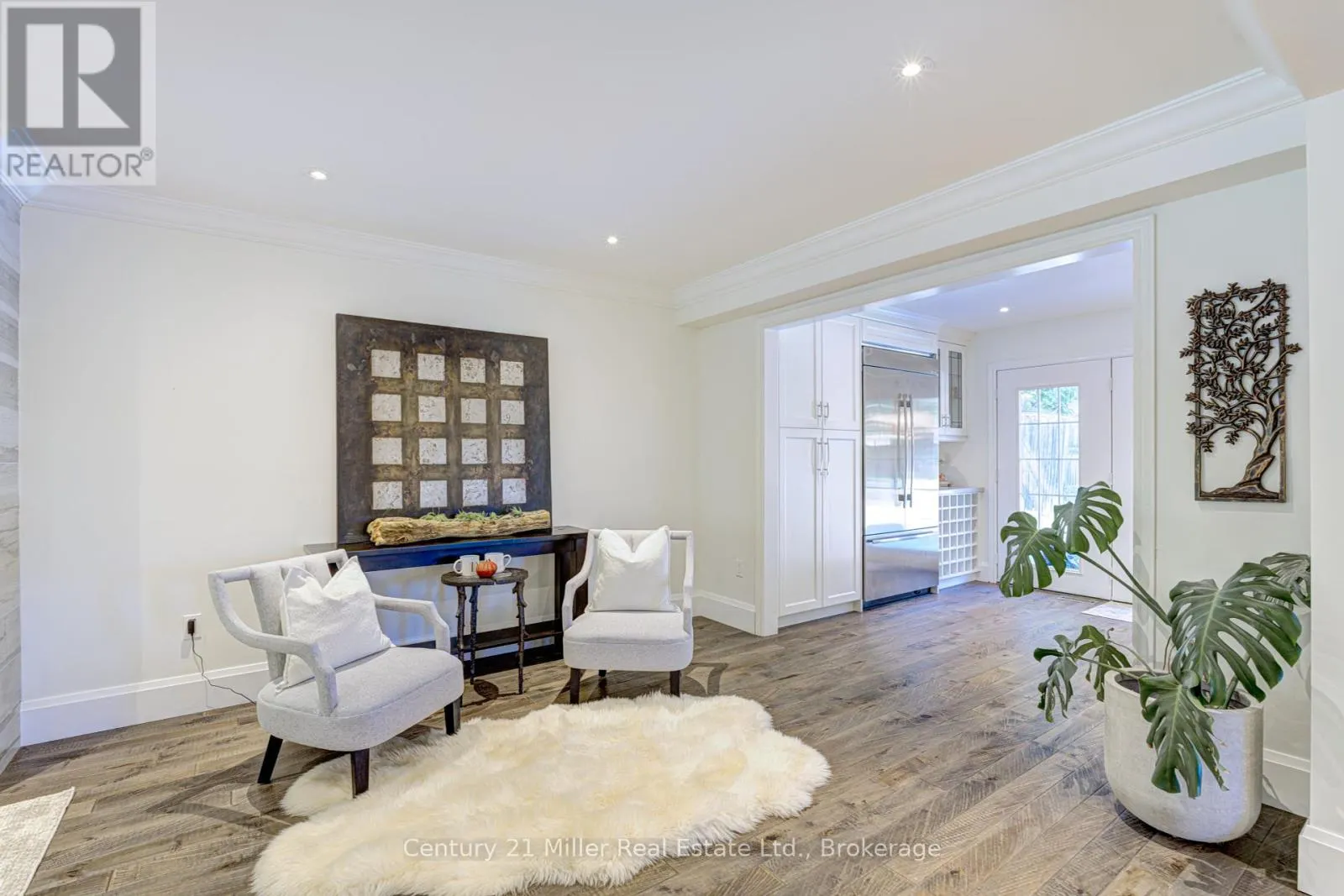 6 MAYS CRESCENT