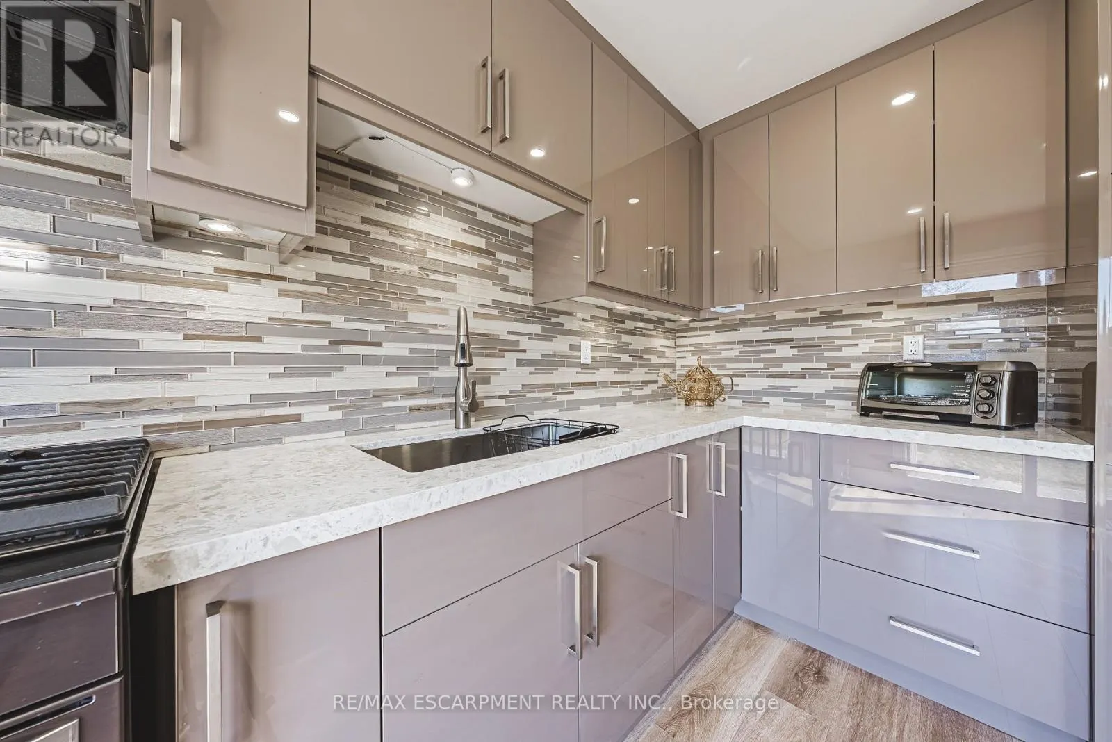 103 BROUGHTON AVENUE