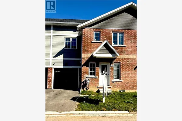 32 - 100 HIGHRIVER TRAIL, Welland (Broadway)