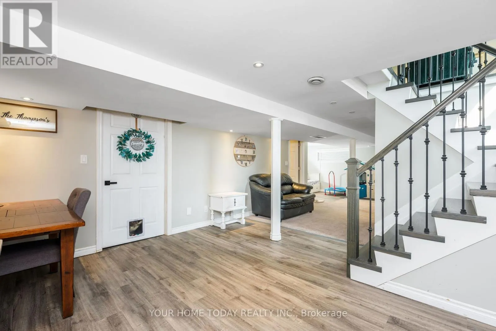 6 ELLEN CRESCENT