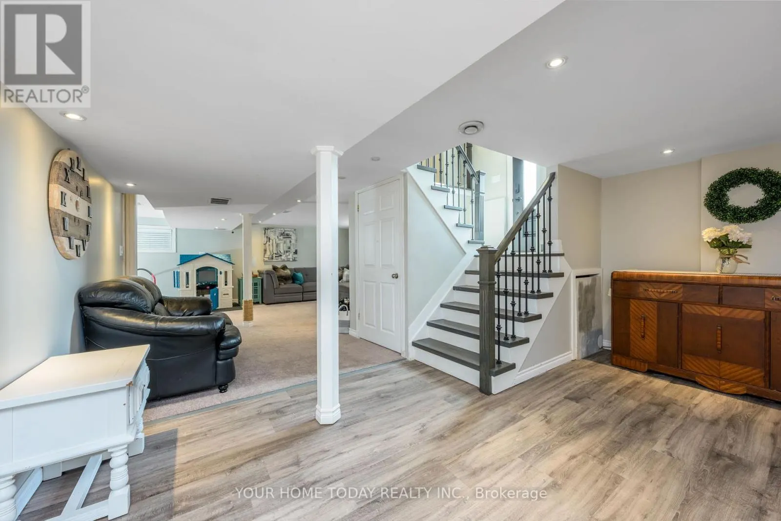 6 ELLEN CRESCENT