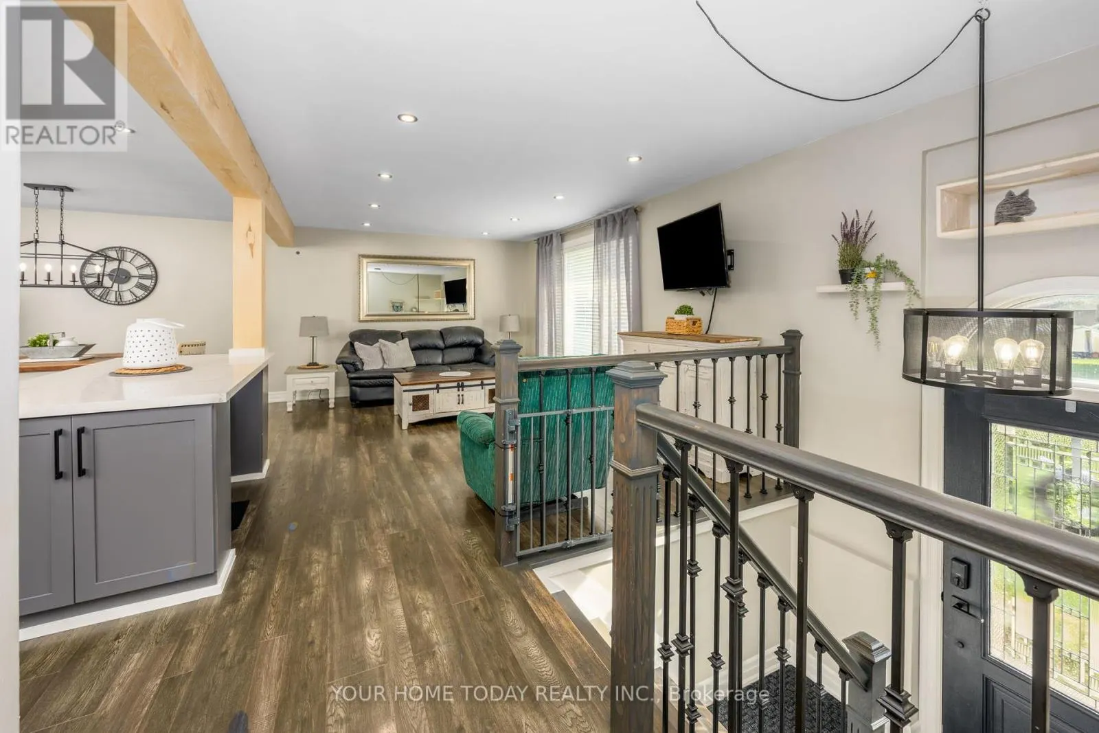 6 ELLEN CRESCENT