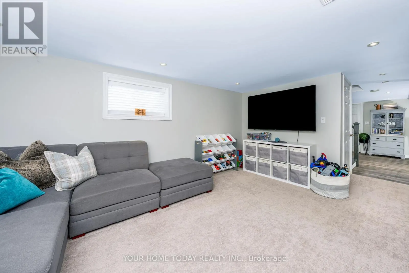 6 ELLEN CRESCENT