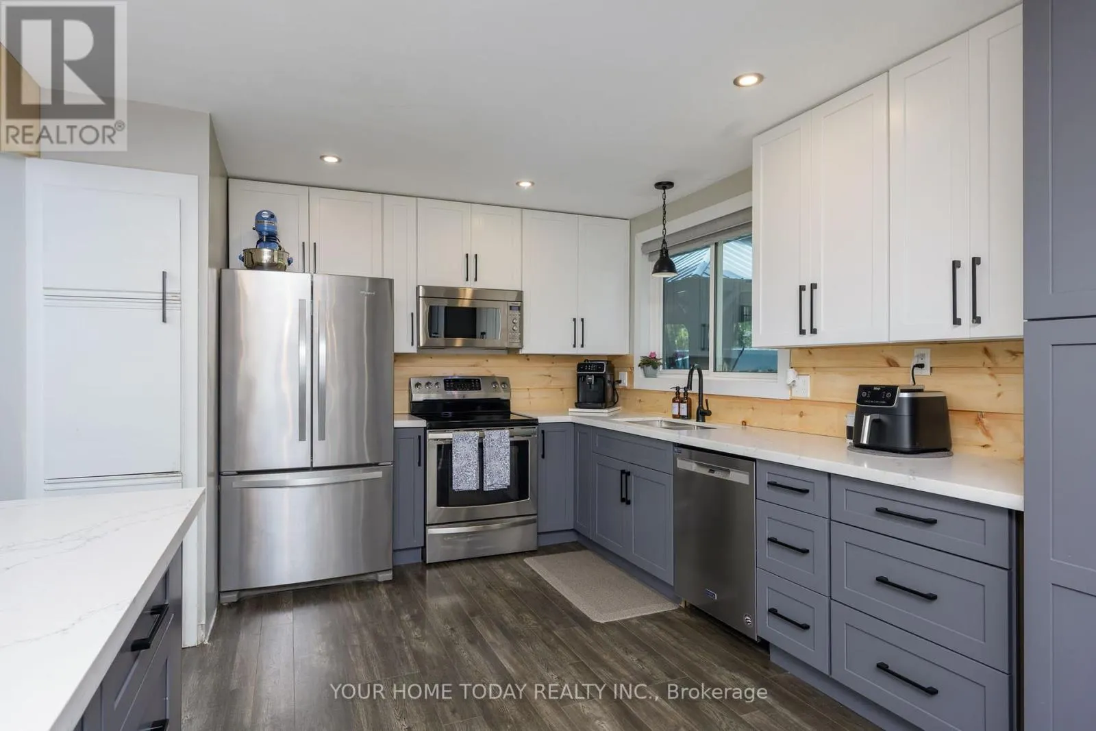 6 ELLEN CRESCENT