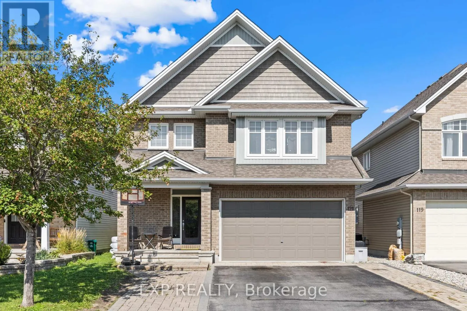 121 DAGLAN CRESCENT