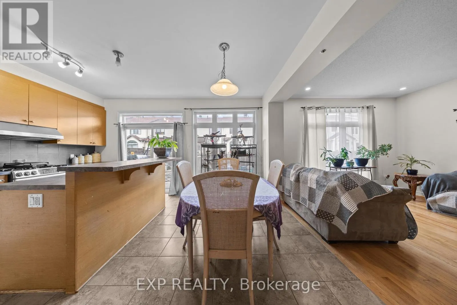 121 DAGLAN CRESCENT