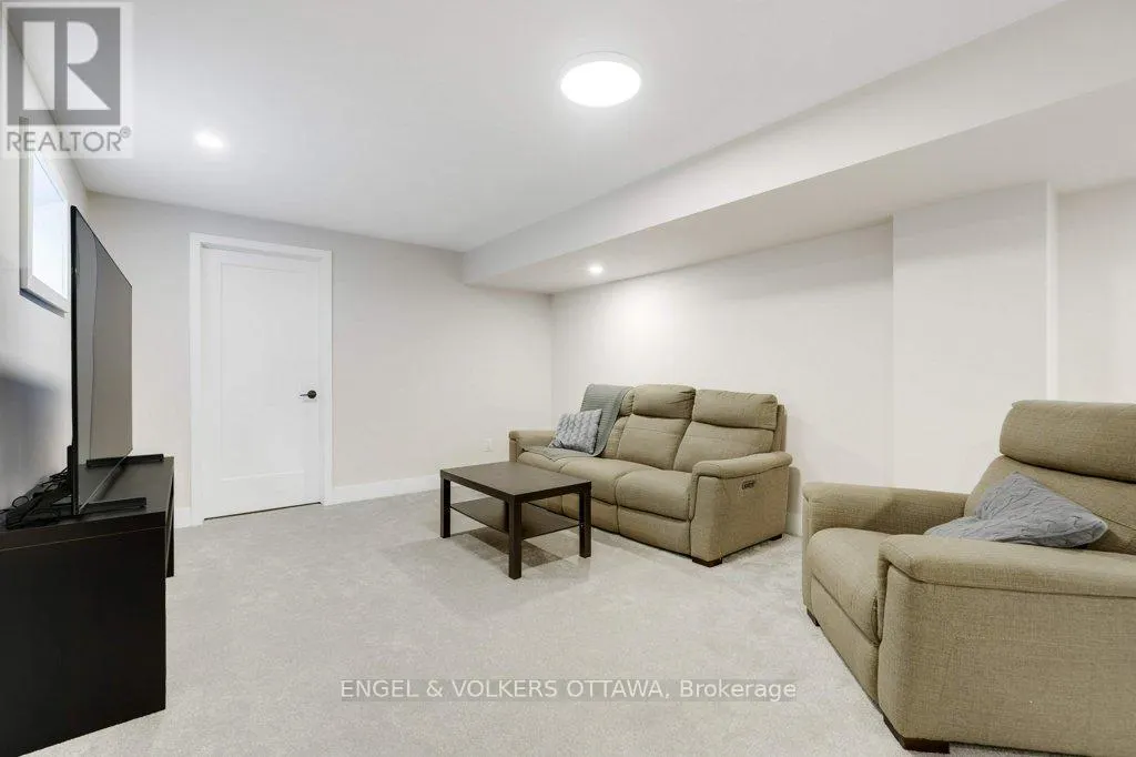 1010 CARDEN LANE