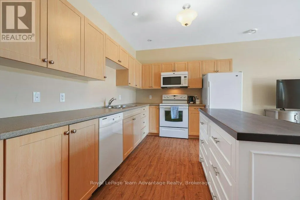 203 - 20A SILVER BIRCH COURT, #203