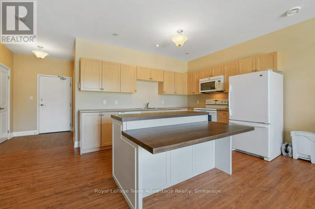 203 - 20A SILVER BIRCH COURT, #203