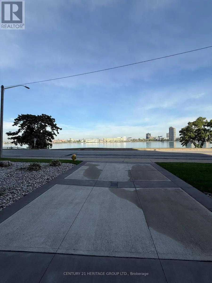 305 - 1225 RIVERSIDE DRIVE W