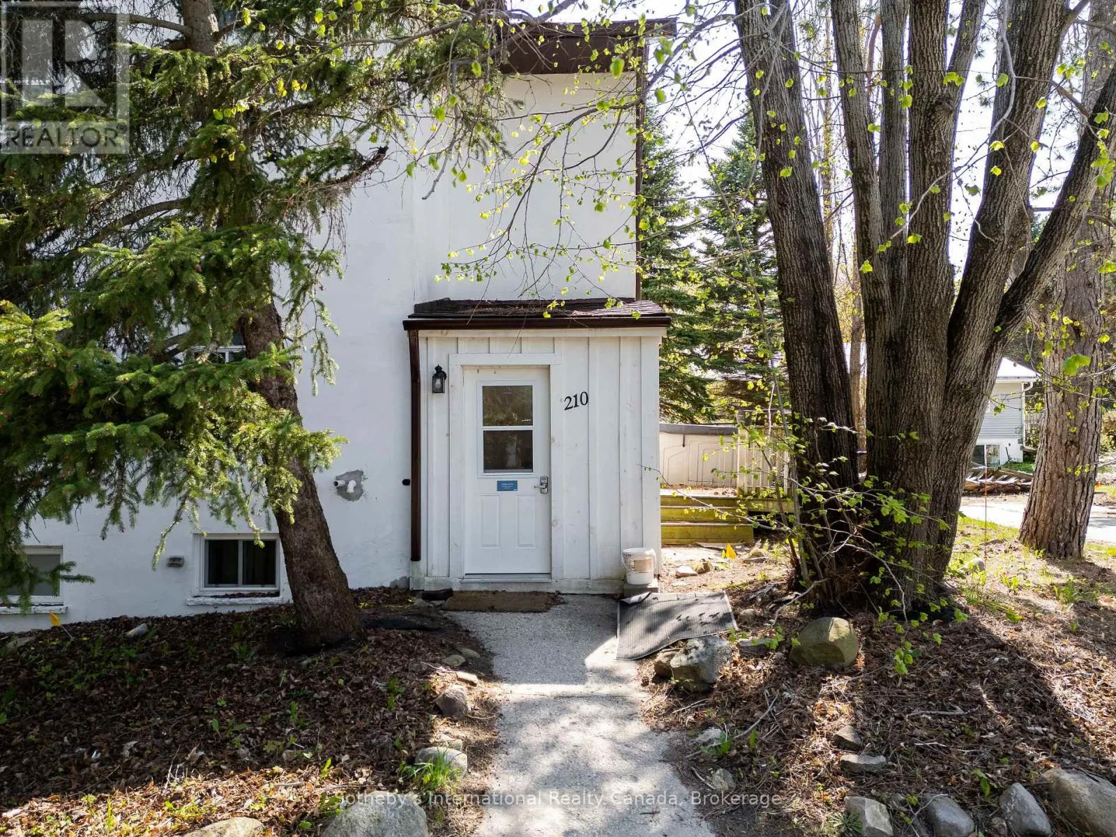 210 ARLBERG CRESCENT