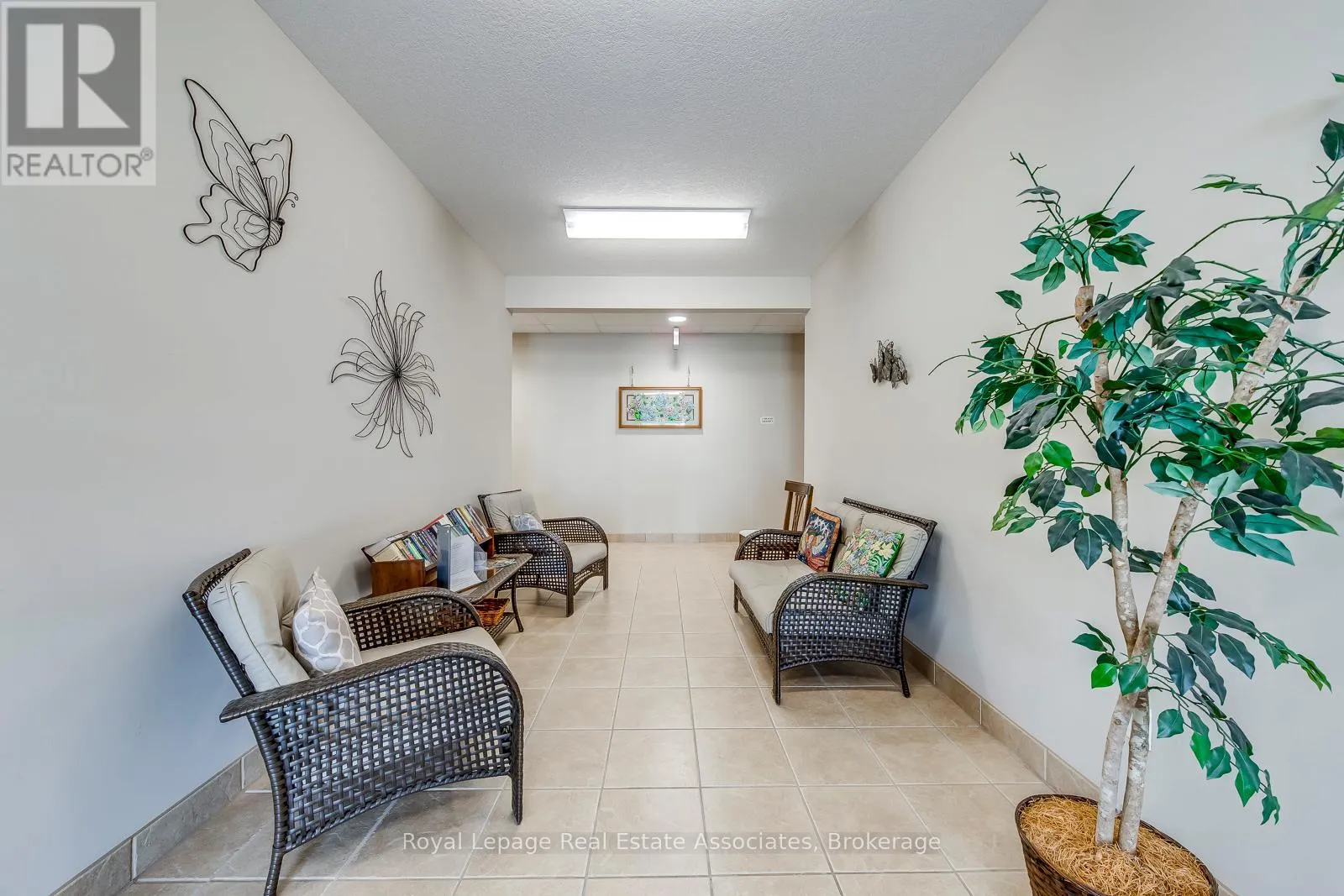 221 - 760 WOODHILL DRIVE