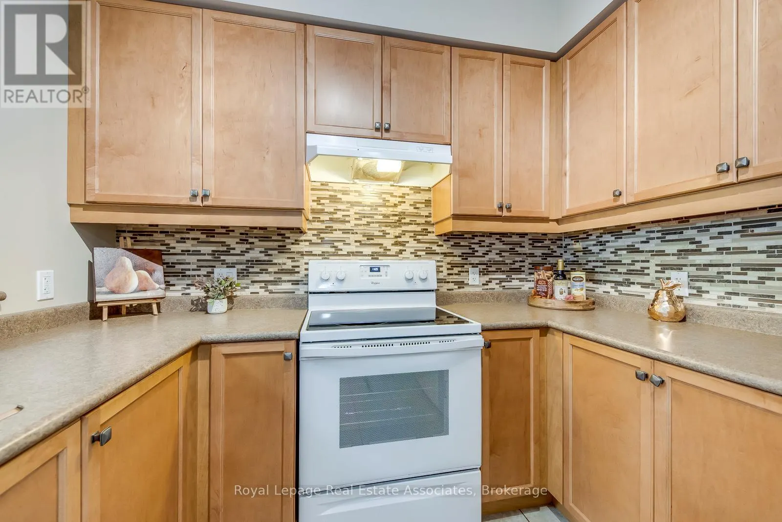 221 - 760 WOODHILL DRIVE