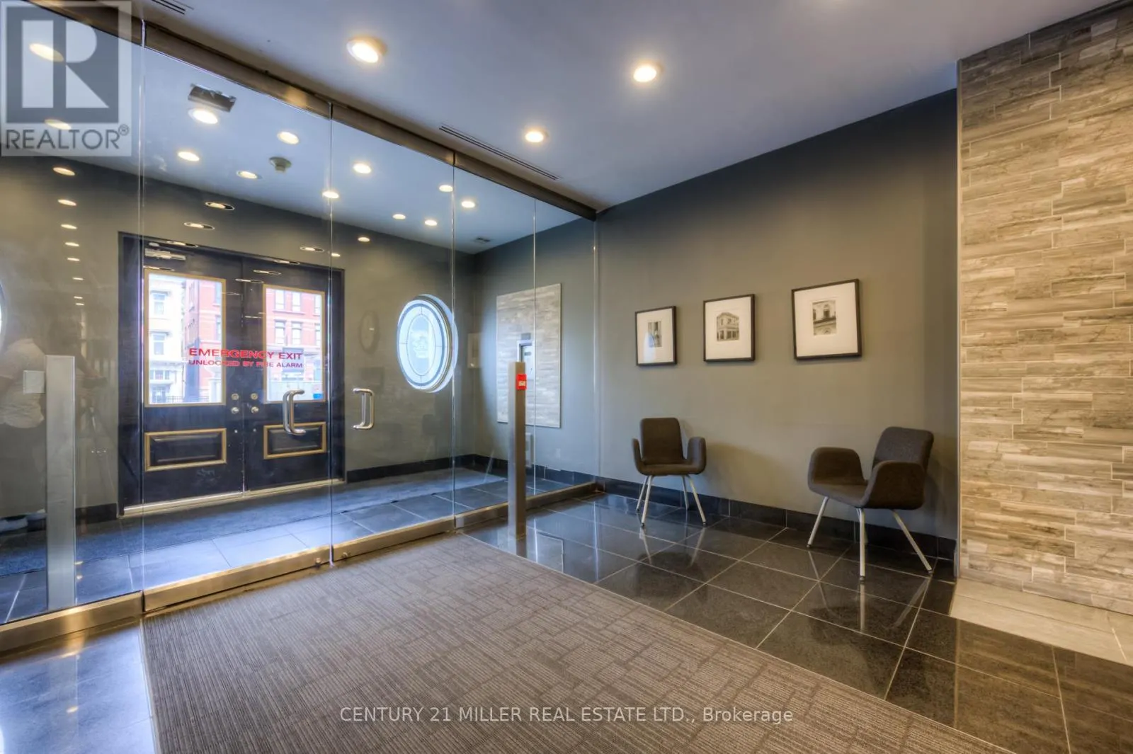 315 - 135 JAMES STREET S