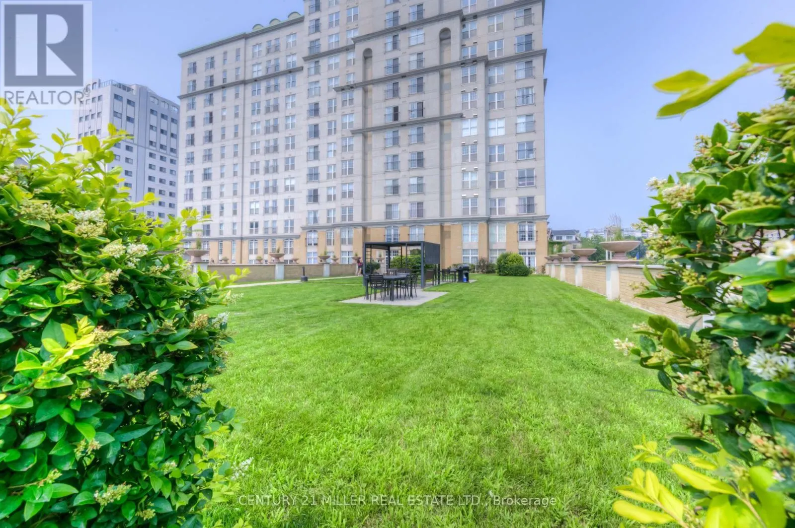 315 - 135 JAMES STREET S