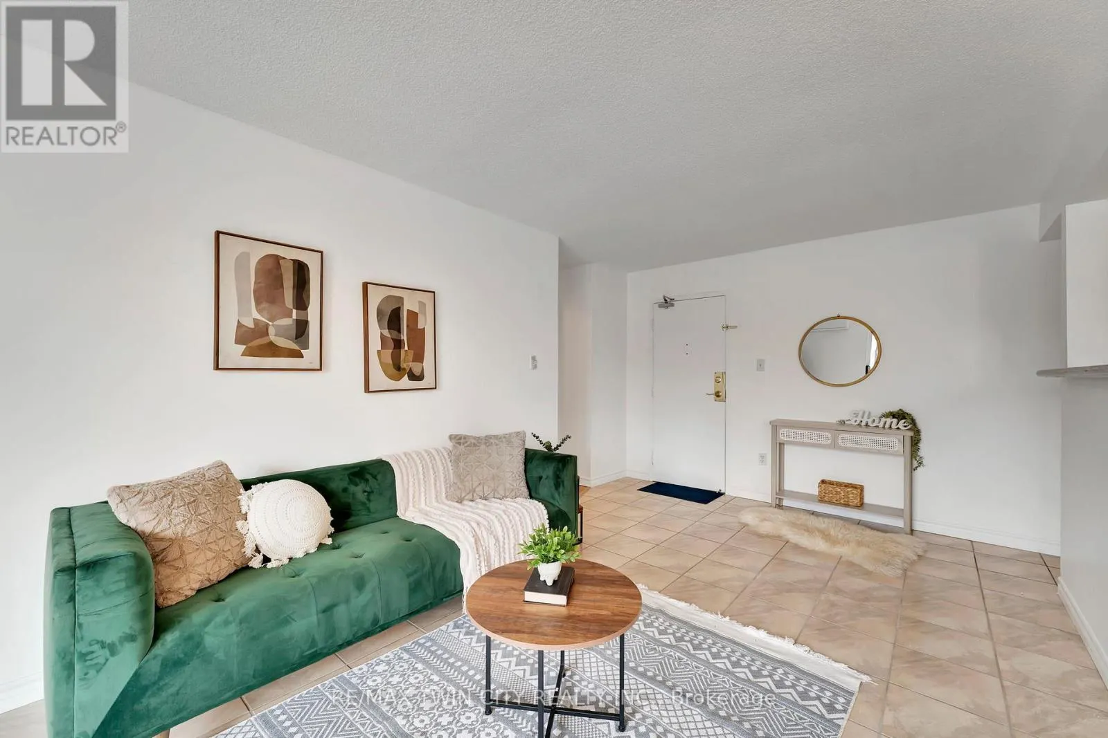207 - 793 COLBORNE STREET