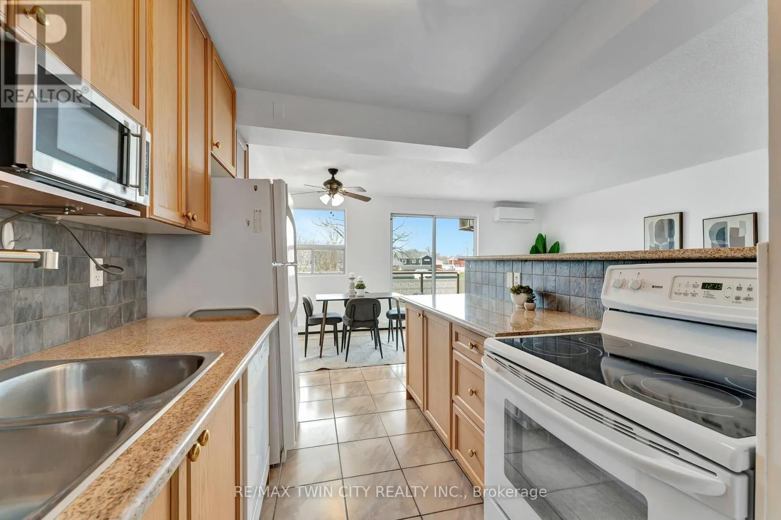 207 - 793 COLBORNE STREET