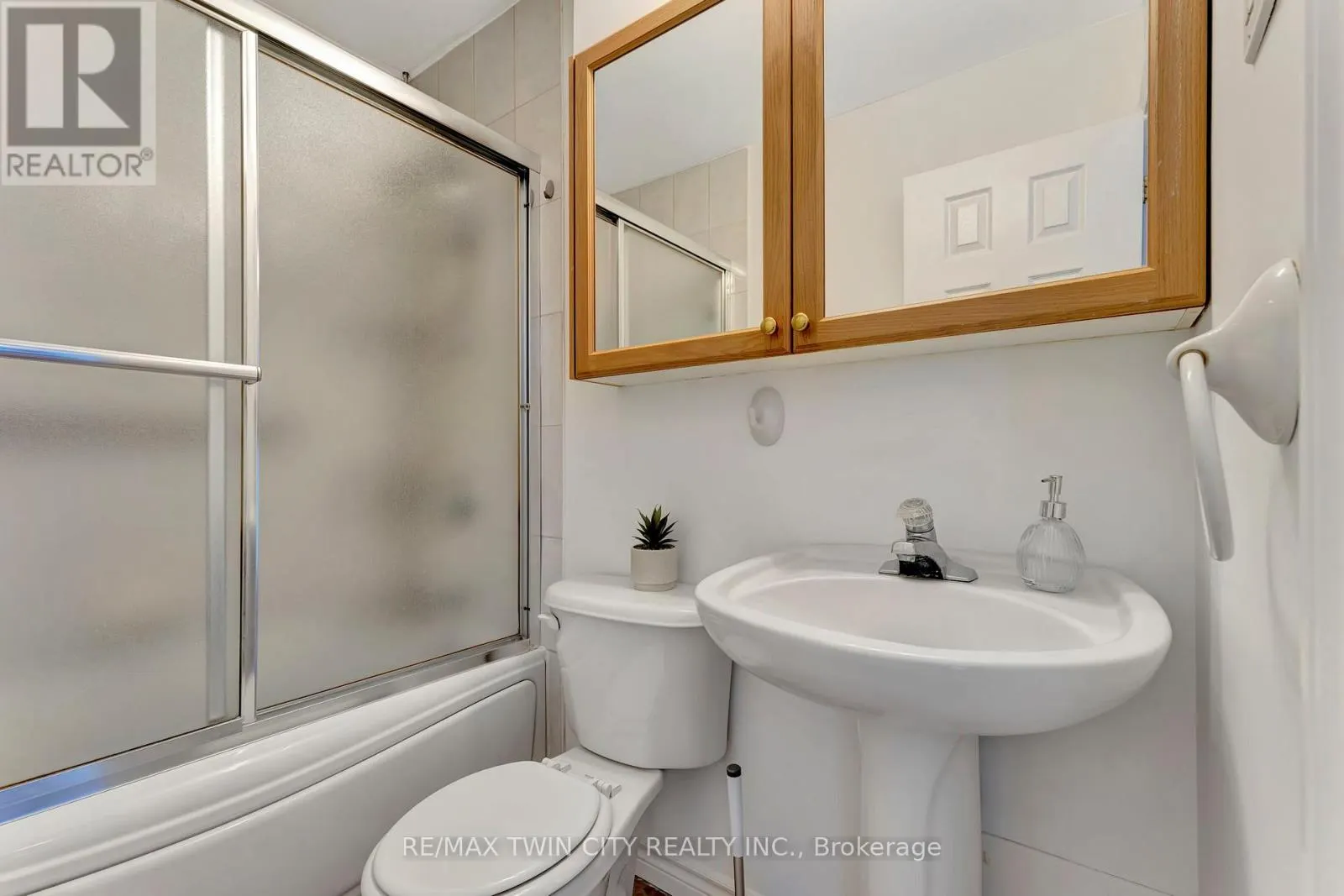 207 - 793 COLBORNE STREET