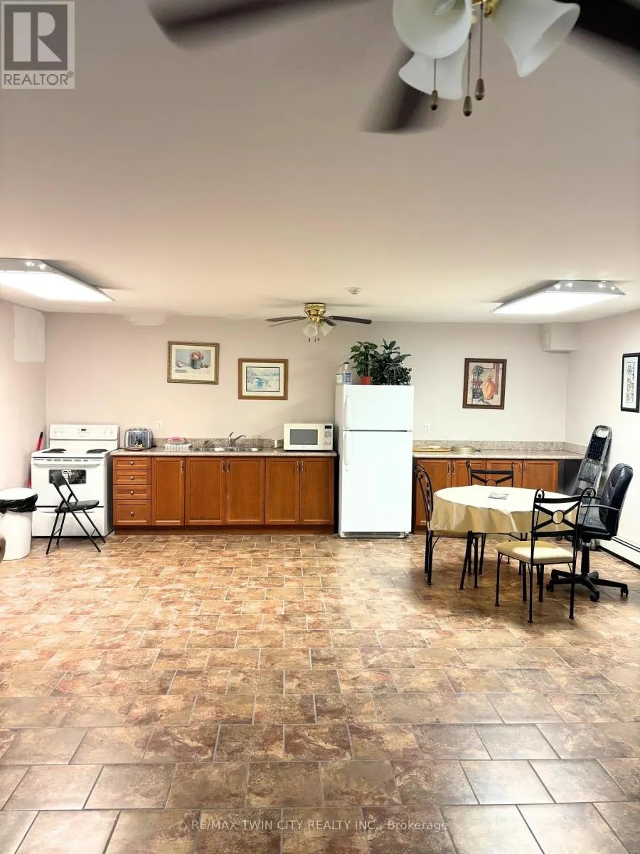 207 - 793 COLBORNE STREET
