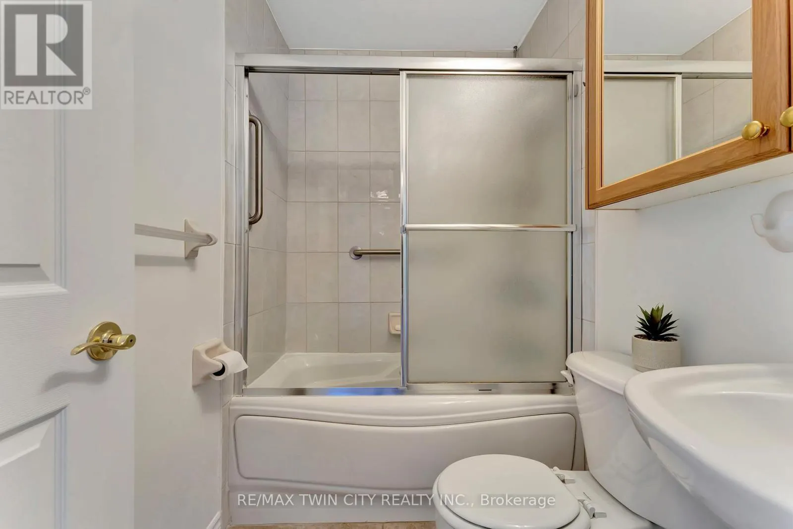 207 - 793 COLBORNE STREET