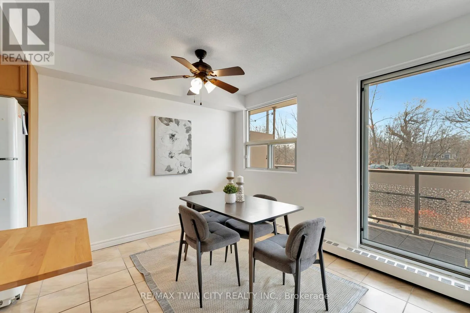207 - 793 COLBORNE STREET