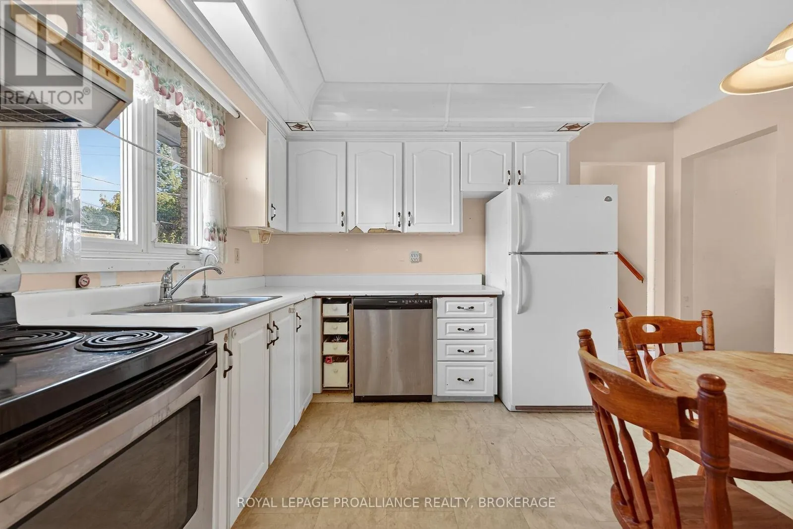 747 LAIDLAW CRESCENT