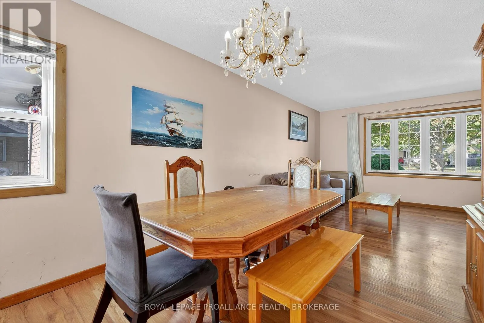 747 LAIDLAW CRESCENT