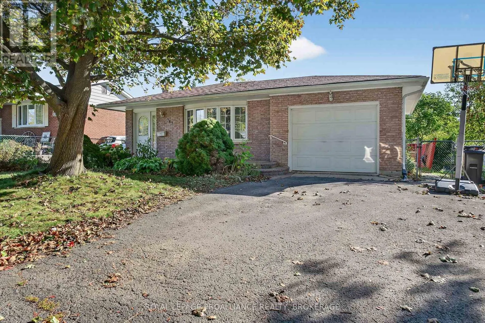 747 LAIDLAW CRESCENT