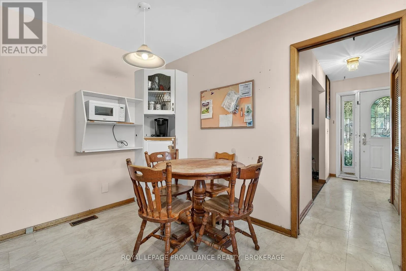 747 LAIDLAW CRESCENT