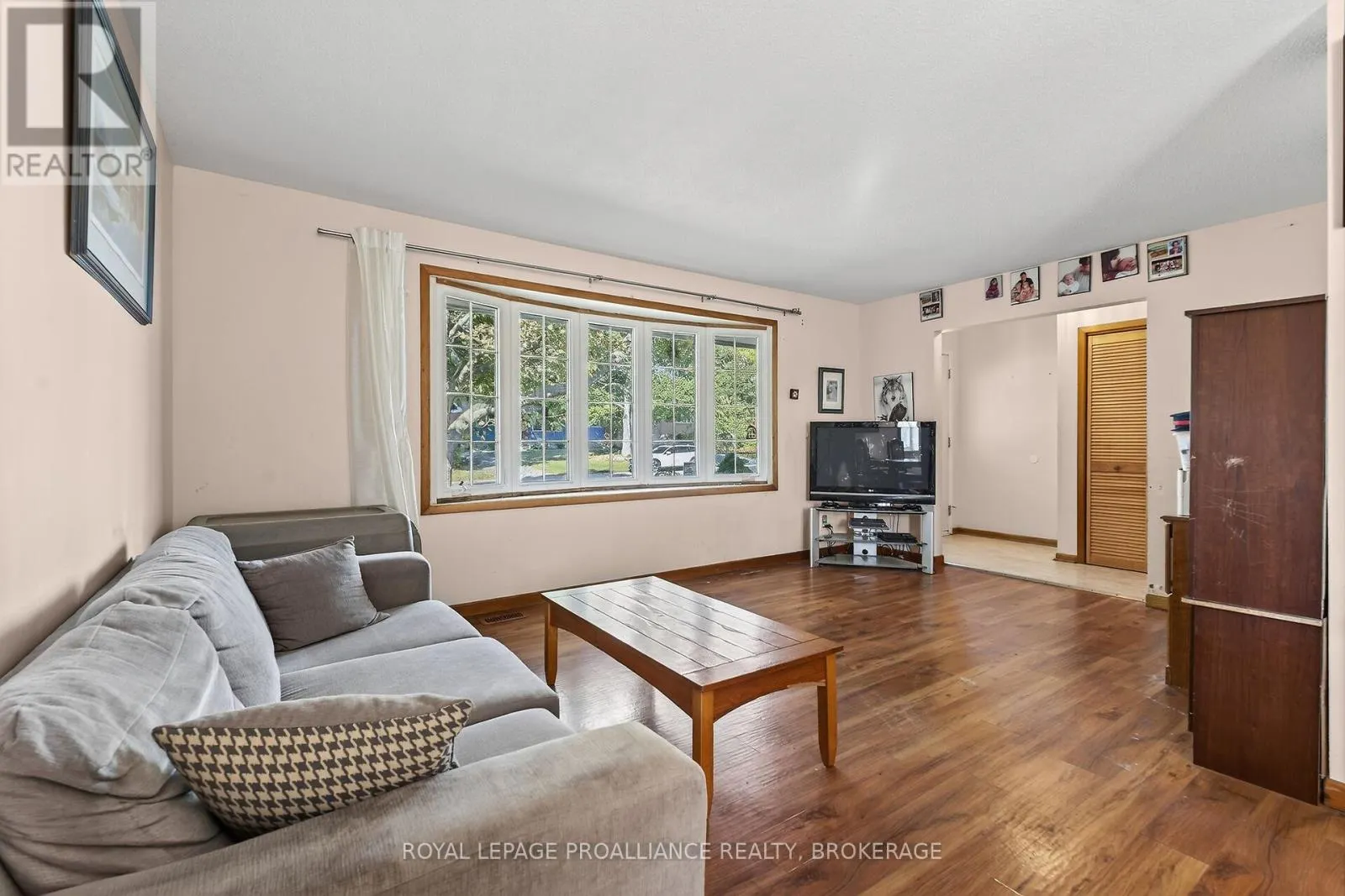 747 LAIDLAW CRESCENT