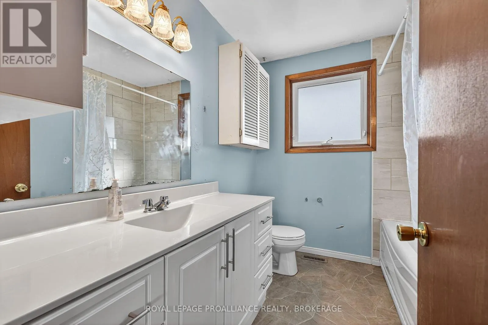 747 LAIDLAW CRESCENT
