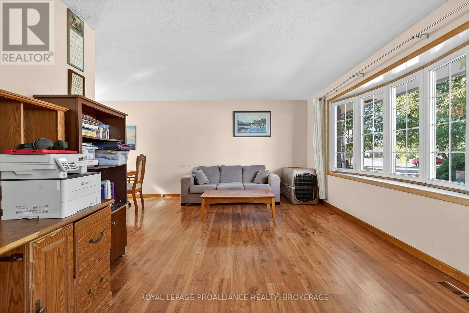 747 LAIDLAW CRESCENT