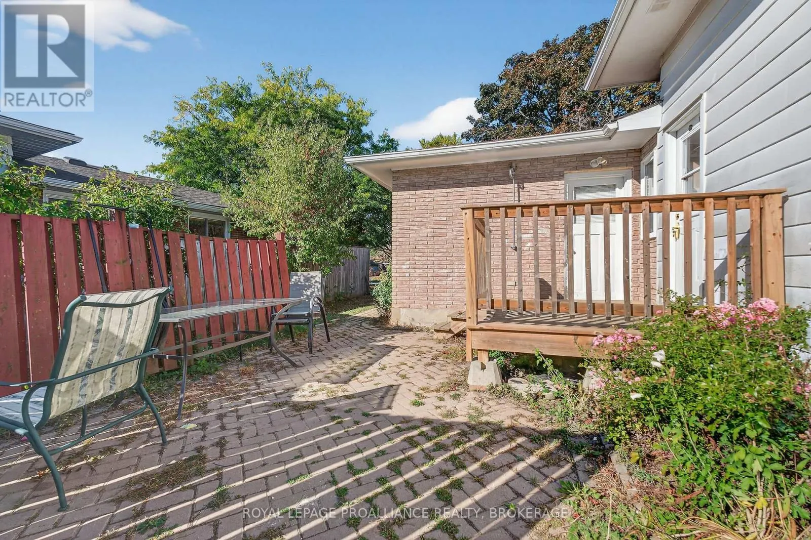 747 LAIDLAW CRESCENT