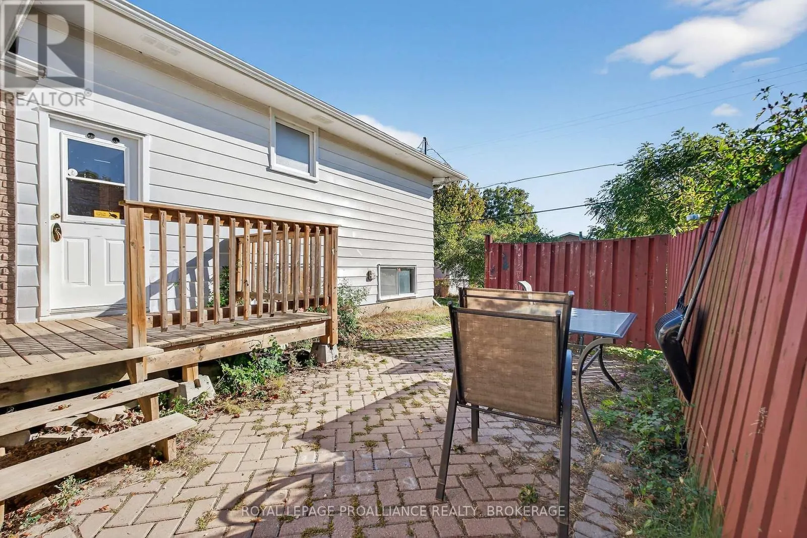 747 LAIDLAW CRESCENT