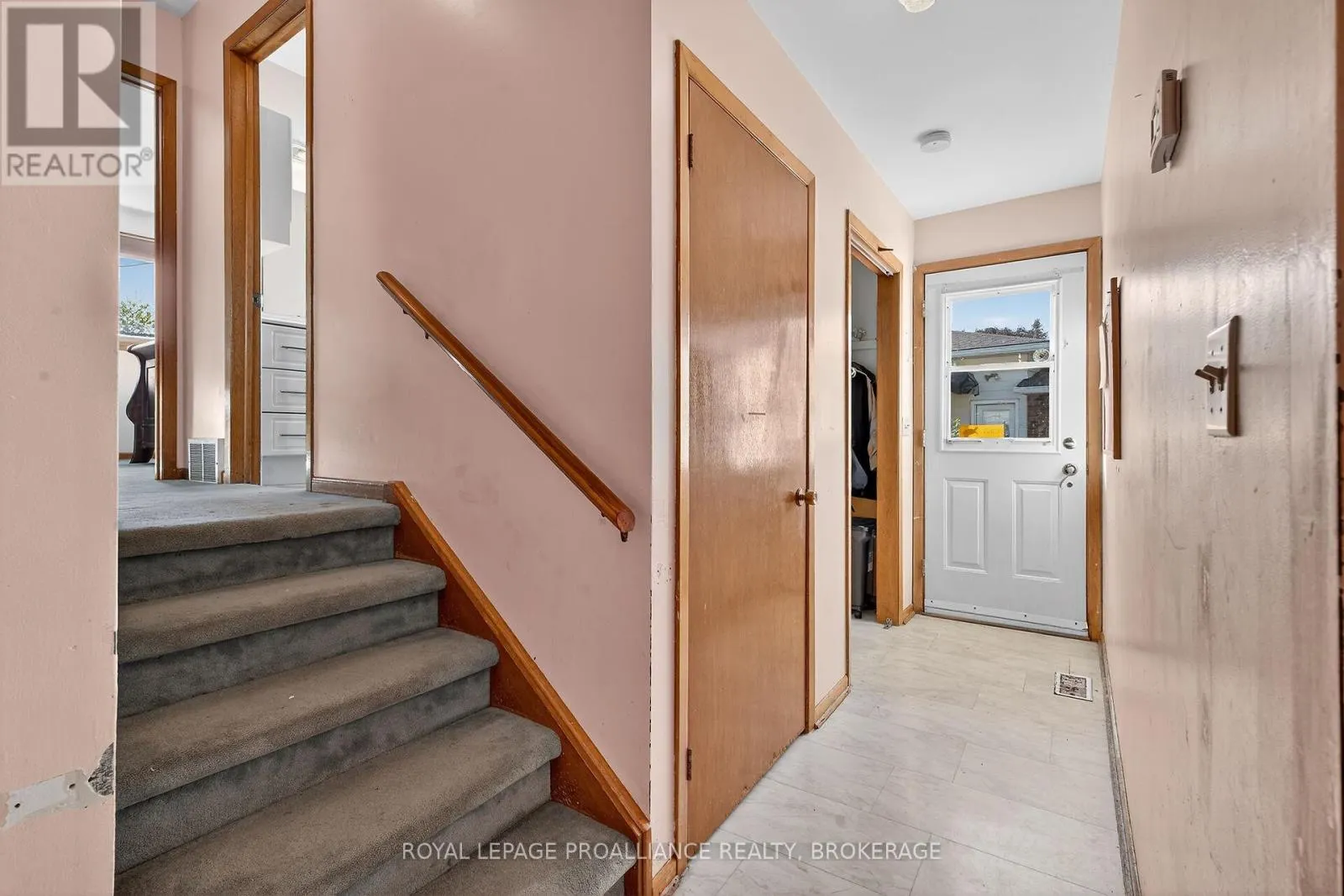 747 LAIDLAW CRESCENT